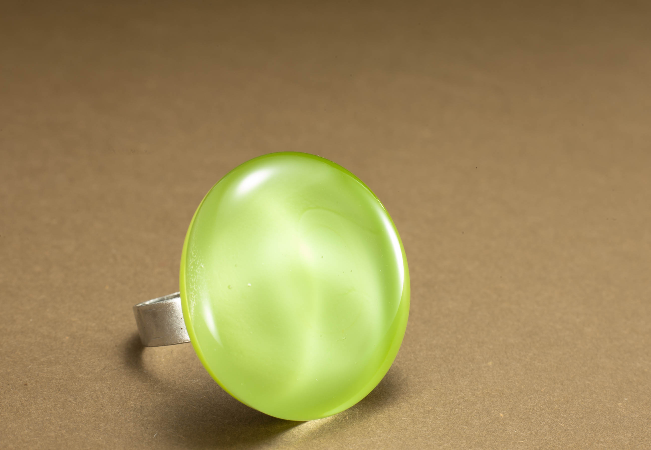 Prsten Jednobojini svijetlozeleni pastel s prozirnom presvlakom